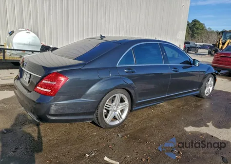 2013 Mercedes-Benz S 550 z USA, uszkodzony, nr VIN WDDNG7DB8DA493633